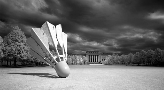 shuttlecock-sculpture-outdoors-artwork-badminton-game-modern-claes-oldenburg-coojse-van-bruggen-nelson-atkins-museum-of-art.jpg